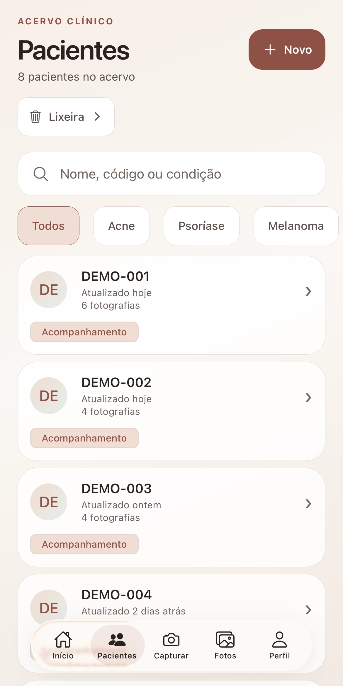 Lista de pacientes no aplicativo Dermatofy para iOS, com cadastros demonstrativos.